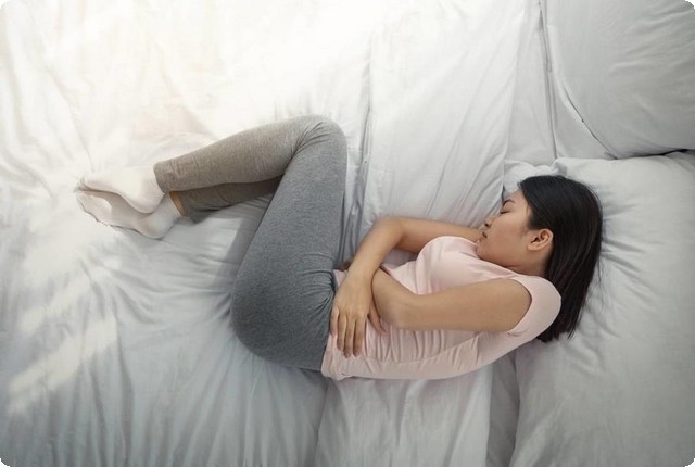 كيف تنام الحامل في الشهر الثامن