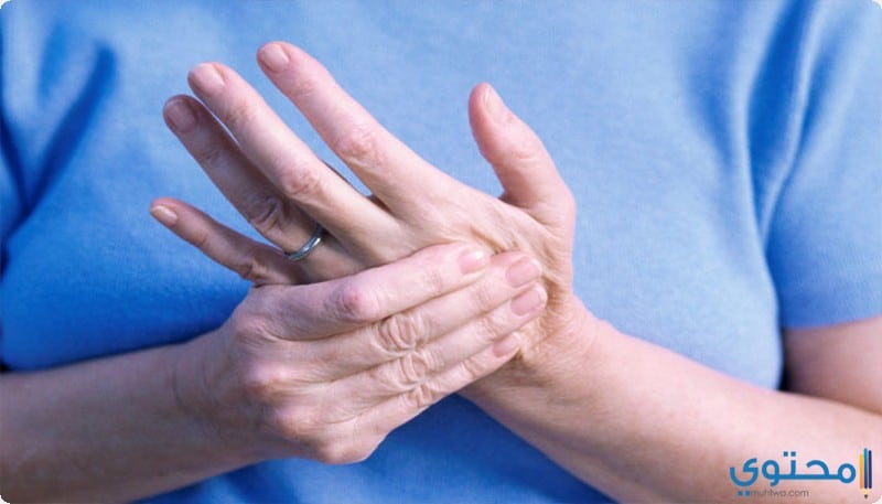 أسباب وأعراض تنميل اليدين وطرق العلاج بالاعشاب