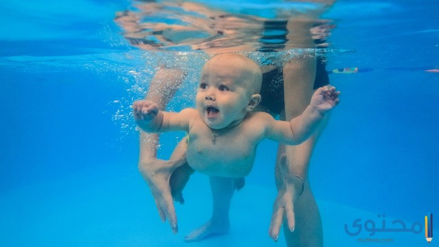 السباحة مع طفل
