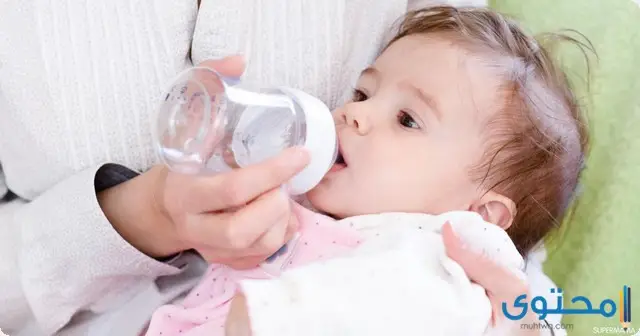 من عمر كم يشرب الطفل الماء
